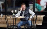 Amsterdam 28 juni 2019
Wesly Bronkhorst bellend op terras.