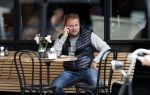 Amsterdam 28 juni 2019
Wesly Bronkhorst bellend op terras.
