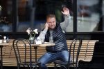Amsterdam 28 juni 2019
Wesly Bronkhorst bellend op terras.