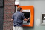Amsterdam 27 juni 2019
Ivo Niehe gaat geld pinnen in Amsterdam zuid.