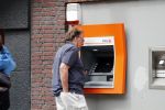 Amsterdam 27 juni 2019
Ivo Niehe gaat geld pinnen in Amsterdam zuid.