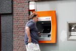 Amsterdam 27 juni 2019
Ivo Niehe gaat geld pinnen in Amsterdam zuid.
