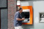 Amsterdam 27 juni 2019
Ivo Niehe gaat geld pinnen in Amsterdam zuid.