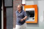 Amsterdam 27 juni 2019
Ivo Niehe gaat geld pinnen in Amsterdam zuid.