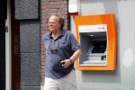 Amsterdam 27 juni 2019
Ivo Niehe gaat geld pinnen in Amsterdam zuid.