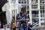 Amsterdam 22 juni 2020
Beau v Erven Dorens leest krantje op zijn  fiets