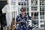 Amsterdam 22 juni 2020
Beau v Erven Dorens leest krantje op zijn  fiets