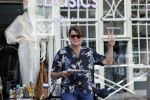Amsterdam 22 juni 2020
Beau v Erven Dorens leest krantje op zijn  fiets
