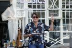 Amsterdam 22 juni 2020
Beau v Erven Dorens leest krantje op zijn  fiets