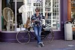 Amsterdam 22 juni 2020
Beau v Erven Dorens leest krantje op zijn  fiets