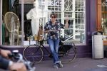 Amsterdam 22 juni 2020
Beau v Erven Dorens leest krantje op zijn  fiets