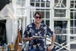 Amsterdam 22 juni 2020
Beau v Erven Dorens leest krantje op zijn  fiets