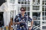 Amsterdam 22 juni 2020
Beau v Erven Dorens leest krantje op zijn  fiets