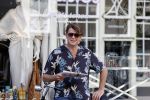 Amsterdam 22 juni 2020
Beau v Erven Dorens leest krantje op zijn  fiets