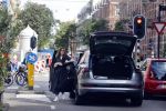 Amsterdam 3 juli 2020
Carice v Houten vergeet de achterklep van haar auto dicht te doen terwijl ze weg rijdt