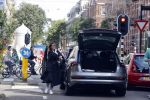Amsterdam 3 juli 2020
Carice v Houten vergeet de achterklep van haar auto dicht te doen terwijl ze weg rijdt