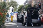Amsterdam 3 juli 2020
Carice v Houten vergeet de achterklep van haar auto dicht te doen terwijl ze weg rijdt