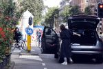 Amsterdam 3 juli 2020
Carice v Houten vergeet de achterklep van haar auto dicht te doen terwijl ze weg rijdt