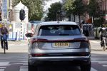 Amsterdam 3 juli 2020
Carice v Houten vergeet de achterklep van haar auto dicht te doen terwijl ze weg rijdt