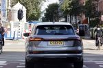 Amsterdam 3 juli 2020
Carice v Houten vergeet de achterklep van haar auto dicht te doen terwijl ze weg rijdt