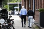 Amsterdam 18 juni 2020
Cor Boonstra eet een ijsje met ik denk zijn dochter in Amsterdam zuid.