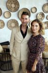 Bloemendaal 2 juli 2020
Boekpresentatie Saskia Noort . Danny Vera kreeg het eerste exemplaar.
Danny zijn zwangere vrouw Escha Tanihatu