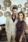 Bloemendaal 2 juli 2020
Boekpresentatie Saskia Noort . Danny Vera kreeg het eerste exemplaar.
Danny zijn zwangere vrouw Escha Tanihatu