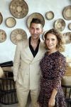Bloemendaal 2 juli 2020
Boekpresentatie Saskia Noort . Danny Vera kreeg het eerste exemplaar.
Danny zijn zwangere vrouw Escha Tanihatu