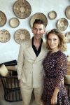 Bloemendaal 2 juli 2020
Boekpresentatie Saskia Noort . Danny Vera kreeg het eerste exemplaar.
Danny zijn zwangere vrouw Escha Tanihatu
