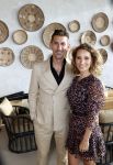 Bloemendaal 2 juli 2020
Boekpresentatie Saskia Noort . Danny Vera kreeg het eerste exemplaar.
Danny zijn zwangere vrouw Escha Tanihatu