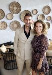 Bloemendaal 2 juli 2020
Boekpresentatie Saskia Noort . Danny Vera kreeg het eerste exemplaar.
Danny zijn zwangere vrouw Escha Tanihatu