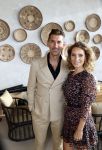 Bloemendaal 2 juli 2020
Boekpresentatie Saskia Noort . Danny Vera kreeg het eerste exemplaar.
Danny zijn zwangere vrouw Escha Tanihatu