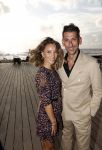 Bloemendaal 2 juli 2020
Boekpresentatie Saskia Noort . Danny Vera kreeg het eerste exemplaar.
Danny zijn zwangere vrouw Escha Tanihatu