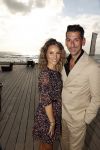 Bloemendaal 2 juli 2020
Boekpresentatie Saskia Noort . Danny Vera kreeg het eerste exemplaar.
Danny zijn zwangere vrouw Escha Tanihatu
