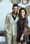 Bloemendaal 2 juli 2020
Boekpresentatie Saskia Noort . Danny Vera kreeg het eerste exemplaar.
Danny zijn zwangere vrouw Escha Tanihatu