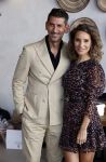 Bloemendaal 2 juli 2020
Boekpresentatie Saskia Noort . Danny Vera kreeg het eerste exemplaar.
Danny zijn zwangere vrouw Escha Tanihatu