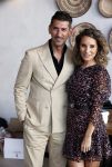 Bloemendaal 2 juli 2020
Boekpresentatie Saskia Noort . Danny Vera kreeg het eerste exemplaar.
Danny zijn zwangere vrouw Escha Tanihatu