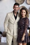 Bloemendaal 2 juli 2020
Boekpresentatie Saskia Noort . Danny Vera kreeg het eerste exemplaar.
Danny zijn zwangere vrouw Escha Tanihatu