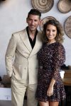Bloemendaal 2 juli 2020
Boekpresentatie Saskia Noort . Danny Vera kreeg het eerste exemplaar.
Danny zijn zwangere vrouw Escha Tanihatu