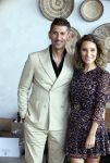 Bloemendaal 2 juli 2020
Boekpresentatie Saskia Noort . Danny Vera kreeg het eerste exemplaar.
Danny zijn zwangere vrouw Escha Tanihatu
