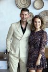 Bloemendaal 2 juli 2020
Boekpresentatie Saskia Noort . Danny Vera kreeg het eerste exemplaar.
Danny zijn zwangere vrouw Escha Tanihatu