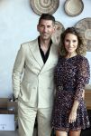 Bloemendaal 2 juli 2020
Boekpresentatie Saskia Noort . Danny Vera kreeg het eerste exemplaar.
Danny zijn zwangere vrouw Escha Tanihatu