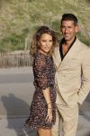 Bloemendaal 2 juli 2020
Boekpresentatie Saskia Noort . Danny Vera kreeg het eerste exemplaar.
Danny zijn zwangere vrouw Escha Tanihatu