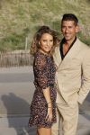 Bloemendaal 2 juli 2020
Boekpresentatie Saskia Noort . Danny Vera kreeg het eerste exemplaar.
Danny zijn zwangere vrouw Escha Tanihatu