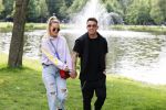 Amsterdam 18 juni 2020
Djarno Hofland met zijn vriendin Manon Kool in het vondelpark