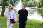 Amsterdam 18 juni 2020
Djarno Hofland met zijn vriendin Manon Kool in het vondelpark