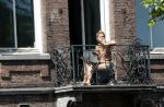 Amsterdam 22 juni 2020
Dolshe Gulsen aan het werk op het balkon van haar zus Olcay