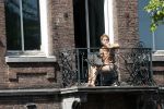 Amsterdam 22 juni 2020
Dolshe Gulsen aan het werk op het balkon van haar zus Olcay