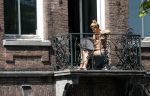 Amsterdam 22 juni 2020
Dolshe Gulsen aan het werk op het balkon van haar zus Olcay