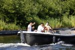 Vinkeveen 25 juni 2020
Lisandro Martinez met zijn vriendin en collega Edson Alvarez varen op de vinkeveense plassen.